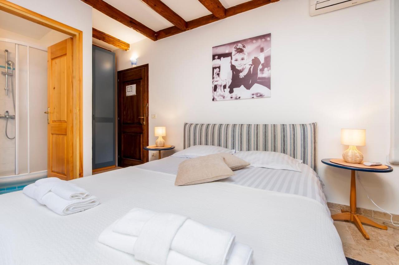 Revera Rooms 로비니 외부 사진